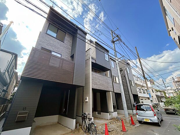 【【外観:8月下旬撮影】】ビルトインガレージ仕様になっており、敷地内に車を停めておくことが可能となっており、玄関内も見えづらくなる設計でプライバシー性も守りやすくなります。