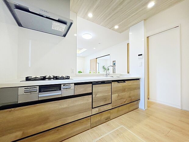 【【食洗器】】あると便利な食洗器搭載キッチン。手洗いの時間や労力を大幅に削減でき、家事の効率化が図れ、空いた時間に他の作業やのんびり家族との時間が増えます。