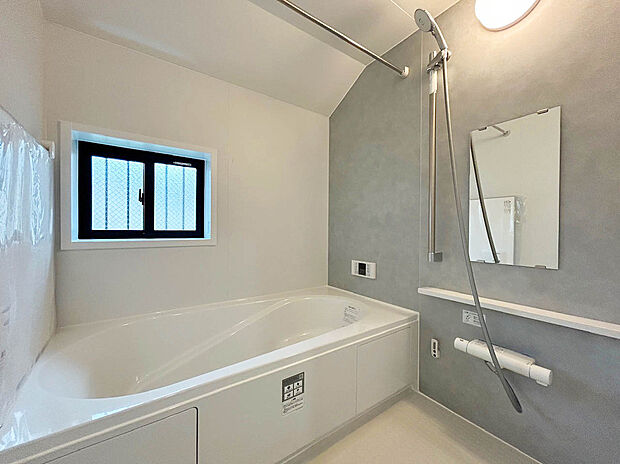 【【Bath Room】】1坪タイプのバスルーム。足を伸ばしてゆったりと浸かれるのはもちろん、洗い場も広さがあるので立ったりしゃがんだりする動作もスムーズに行えます。