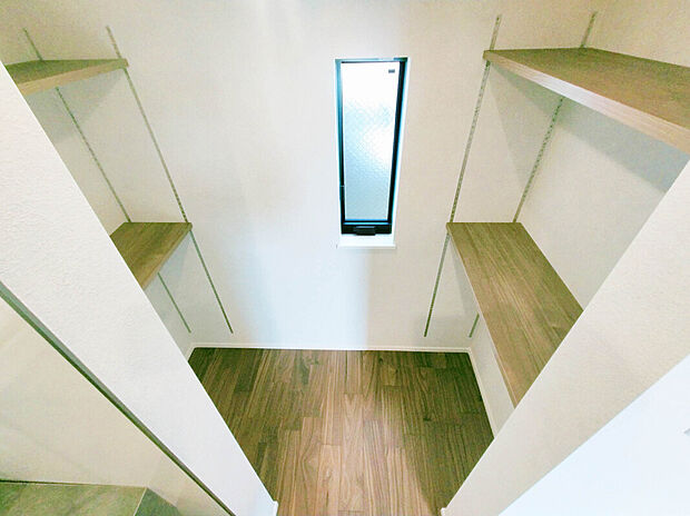 【【パントリー】】常温保存が可能な食料品や調味料、食器、消耗品、日用品などをストックしておくことができます。また、収納スペースが確保できることで、キッチン周りが散らからず、使いやすい環境を保てます。