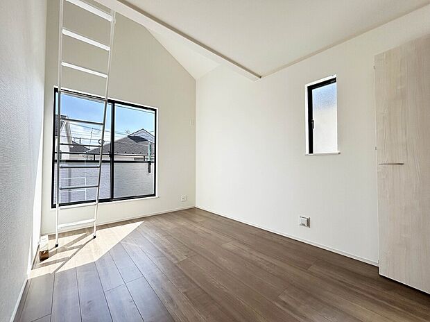 【【Room】】ロフトのある居室は勾配天井設計で天井が高く、開放感を感じられる一部屋となっています。
普段使わない物を収納するのに、使い勝手の良いスペースです。