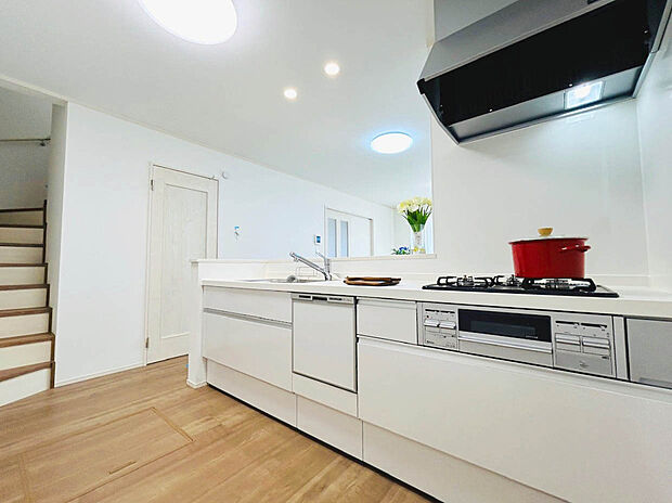 【【Kitchen】】開放感あるカフェスタイルのおしゃれなフルオープンキッチン採用!リビング全体が見渡せられるので、子供の様子を見ながら、家族との会話を楽しみながら料理ができます!