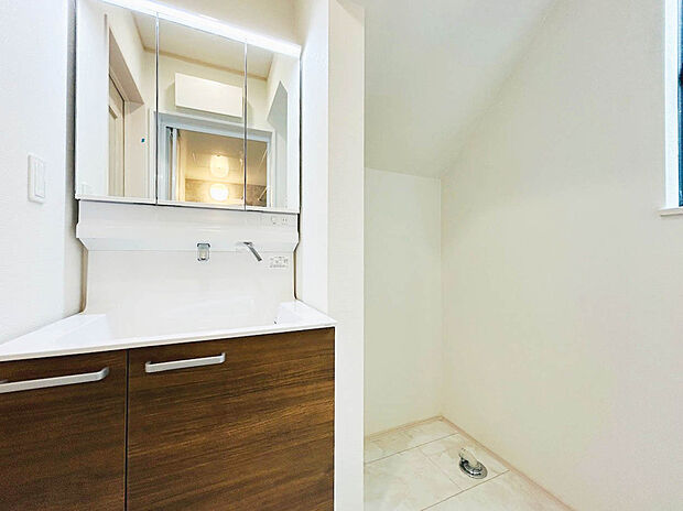 【【Wash Room】】機能美とデザイン性を両立させた3面境仕上げの洗面化粧台。視覚的に広がり感を持たせるだけでなく、機能的にも優れています。