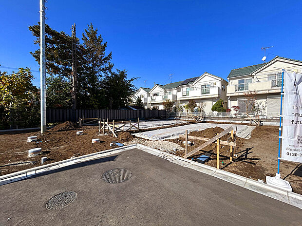 【【外観:12月上旬撮影】】スーパーやコンビニ、ドラッグストアなど商業施設が徒歩9分圏内にあり、気軽にお買い物に出かけることができ、生活を豊かにしてくれます。