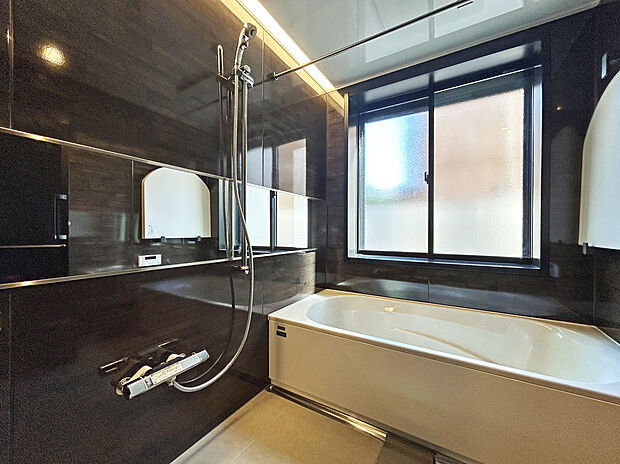 【【施工例:Bath Room】】1坪タイプのバスルーム。足を伸ばしてゆったりと浸かれるのはもちろん、洗い場も広さがあるので立ったりしゃがんだりする動作もスムーズに行えます。