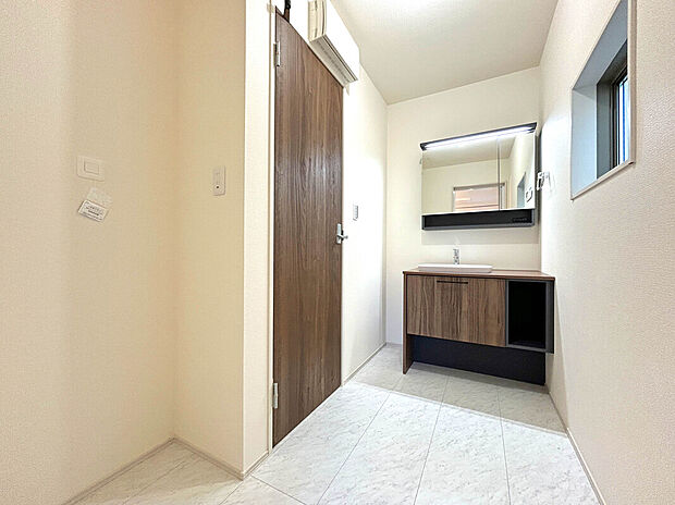 【【Wash Room】】レイアウトに合わせた木目調のスタイリッシュな洗面台が採用されております。