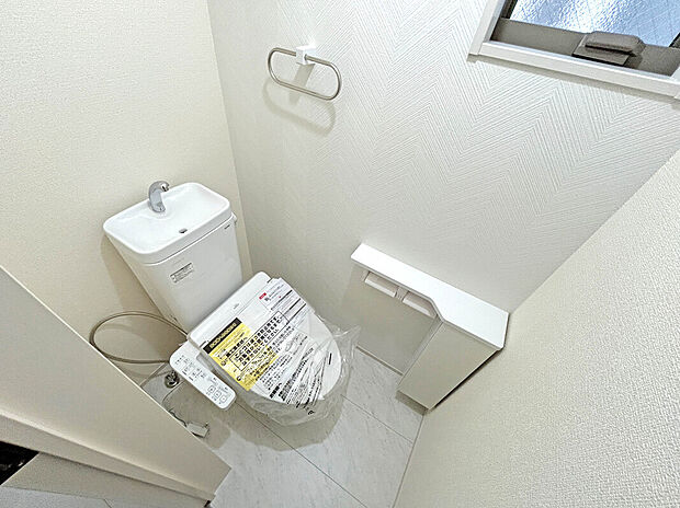 【【Toilet】】1階と2階にトイレがあるので、朝慌ただしい時間帯に混む心配が減ります。わざわざトイレのために階段を昇り降りをせずに済みます。