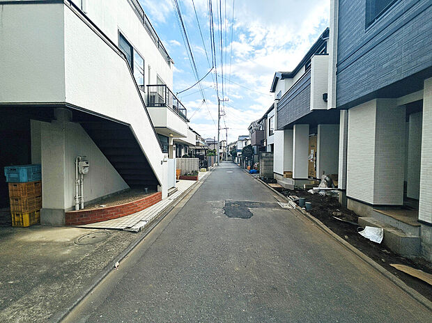 【【前面道路】】小学校まで徒歩12分、中学校まで徒歩6分、保育・幼稚園が徒歩圏内に複数点在している立地。