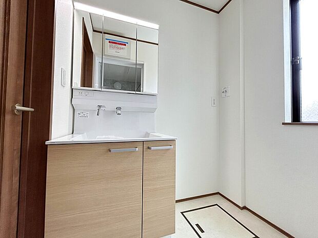 【【施工例:Wash Room】】機能美とデザイン性を両立させた3面境仕上げの洗面化粧台。視覚的に広がり感を持たせるだけでなく、機能的にも優れています。