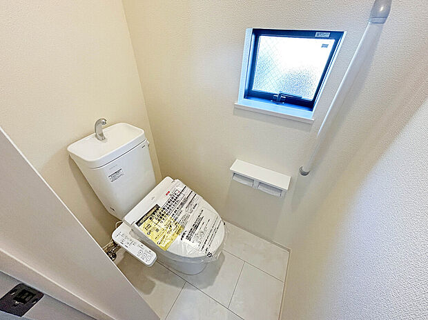 【【Toilet】】1階と2階にトイレがあるので、朝慌ただしい時間帯に混む心配が減ります。わざわざトイレのために階段を昇り降りをせずに済みます。