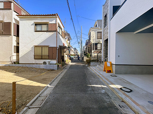 【【前面道路】】スーパー徒歩3分、コンビニ徒歩1分で利用可能な立地！日々のお買い物や休日のまとめ買いなども行き来しやすい距離で便利な住環境です。