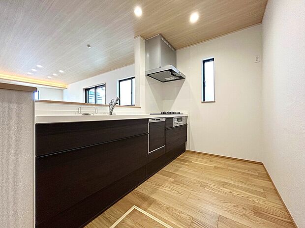 【【施工例:Kitchen】】開放感あるカフェスタイルのおしゃれなフルオープンキッチン採用!リビング全体が見渡せられるので、子供の様子を見ながら、家族との会話を楽しみながら料理ができます!