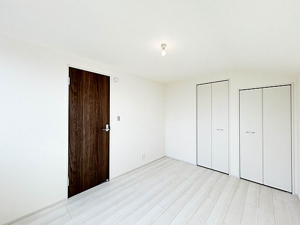 【【Room:5.87帖】】全室2面採光の居室でどの部屋も陽当たり・通風良好な空間。