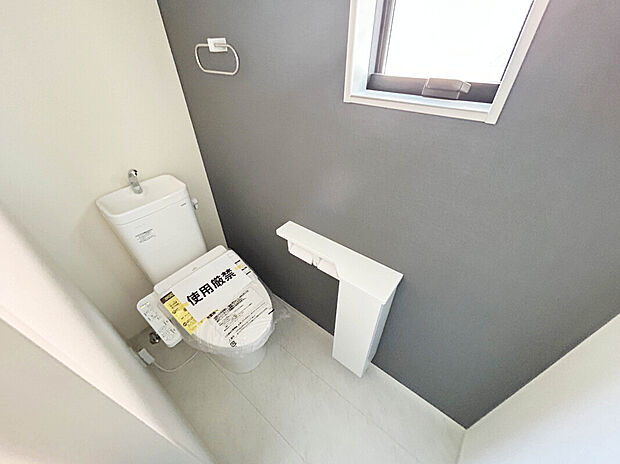 【【Toilet】】1階と2階にトイレがあるので、朝慌ただしい時間帯に混む心配が減ります。わざわざトイレのために階段を昇り降りをせずに済みます。