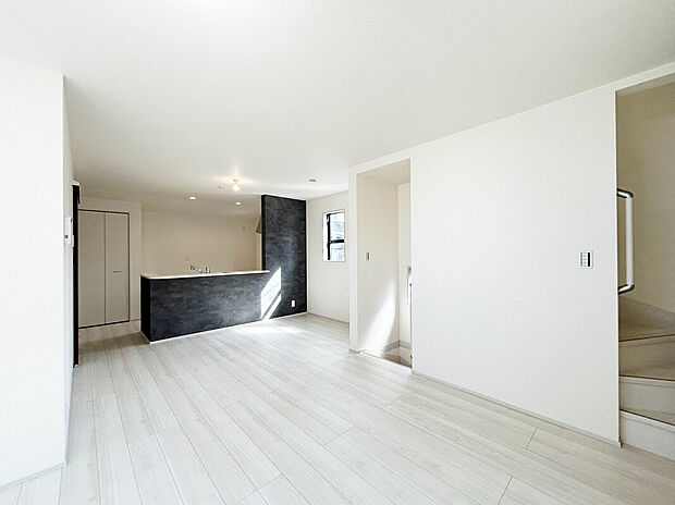 【【LDK:17.12帖】】コミュニケーションが取りやすくなるリビング階段とカウンターキッチンが採用された家族間の絆が深まりやすい造り。