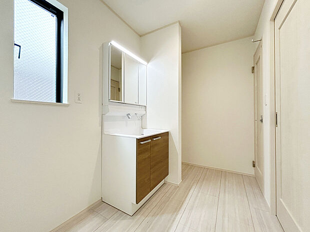 【【Wash Room】】機能美とデザイン性を両立させた3面境仕上げの洗面化粧台。視覚的に広がり感を持たせるだけでなく、機能的にも優れています。