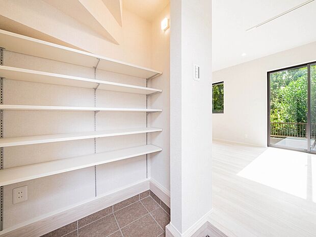 【【シューズインクローゼット】】靴だけでなく、ベビーカーや遊び道具なども一緒に収納できます。