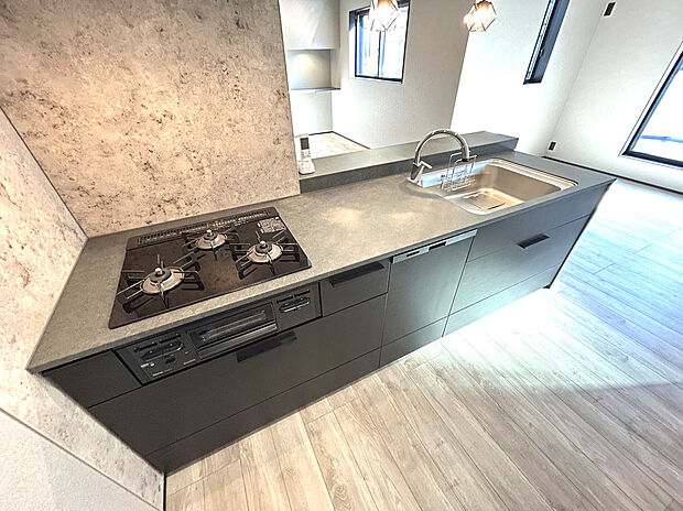 【【Kitchen】】あると便利な食洗器搭載キッチン。手洗いの時間や労力を大幅に削減でき、家事の効率化が図れ、空いた時間に他の作業やのんびり家族との時間が増えます。