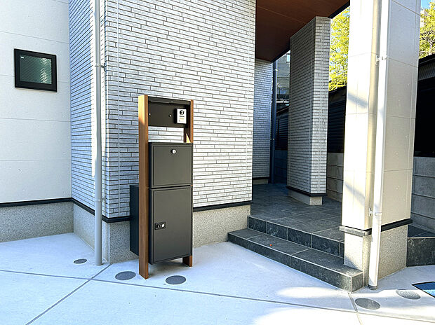 【【Entrance】】留守でも荷物が受け取れる宅配ボックス付。共働きで昼間の宅配物の受け取りが困難な世帯や、インターネットショッピング等の通信販売をよく利用する人にニーズが高まっている。再配達依頼する必要がないので再配達を待つ必要がなく時間を有効に使えます。