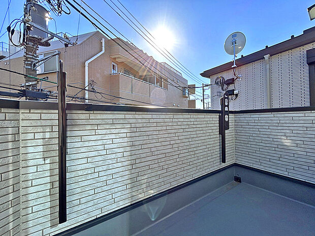 【【Balcony】】南向きのバルコニーで陽当たり良好。日中の太陽光を取り入れやすいため、部屋が暖かくなり、暖房の使用が減る可能性があります。エネルギー効率が向上することで、光熱費の節約にもなります。