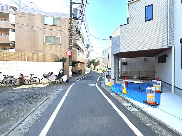 【【前面道路】】件周辺はスーパー・コンビニ徒歩3分と日頃から利用する商業施設が利用しやすい徒歩圏内に点在している環境。保育園~中学校までの教育施設が徒歩10分圏内に揃った子育て世帯も安心の住環境となっています。