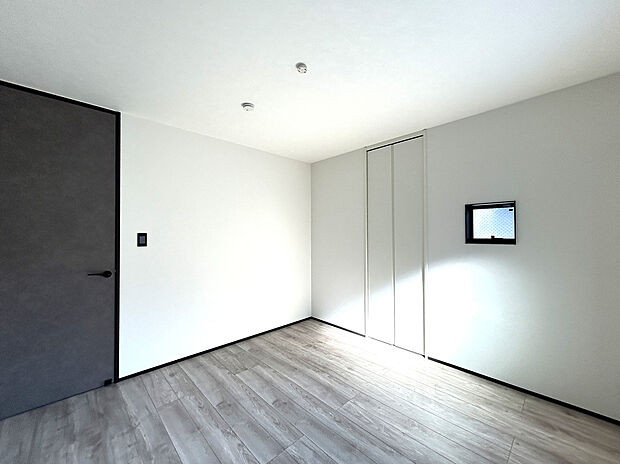 【【Room:6.1帖】】季節の洋服から大きめの家電まで収納可能なウォークインクローゼット付き。シューズインクローゼットなど大容量収納が豊富に備わったプランニング。