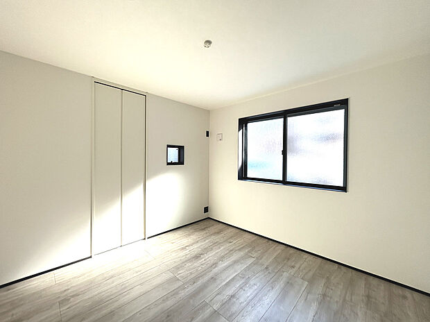 【【Room:6.1帖】】ウォークインクローゼットが備わった居室。スペースが確保されているため、アイテムごとに収納を分けて整理することができます。棚やハンガーパイプ、引き出しを配置することで、衣類や小物を見やすく、取り出しやすくできます。