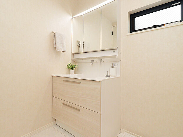 【【Wash Room】】機能美とデザイン性を両立させた3面鏡付の洗面化粧台。視覚的に広がり感を持たせるだけでなく、機能的にも優れています。