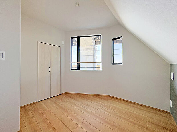 【【Room：A号棟】】物件周辺はコンビニ徒歩2分、スーパー徒歩8分と買い物施設が使いやすい徒歩圏内に点在している住環境。