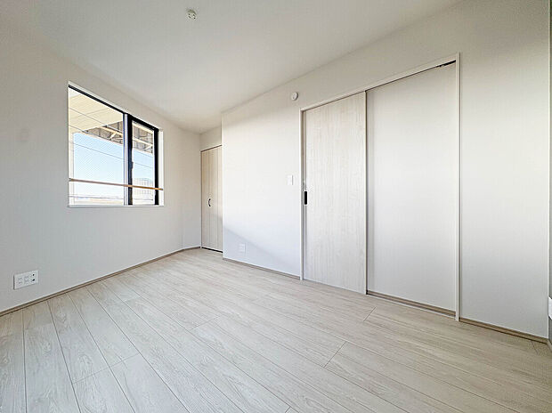 【【Room：B号棟】】保育園徒歩4分、幼稚園徒歩9分、小学校徒歩7分とお子様の送り迎えや通学がしやすい徒歩圏内に教育施設が揃っているので子育て世帯でも安心して暮らせる物件。