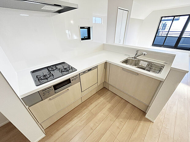 【【Kitchen】】食洗機付きのカウンターキッチンでリビングに居る家族とも会話をしながら作業をすることが可能です。L字型で作業スペースを多く確保することが出来ます。