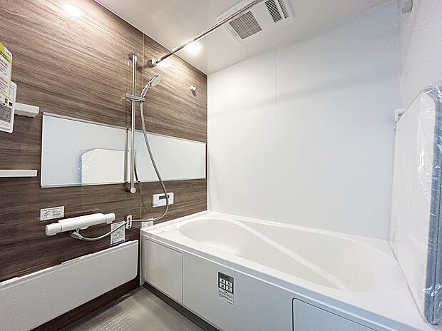 【【Bath Room】】1坪タイプのバスルーム。足を伸ばしてゆったりと浸かれるのはもちろん、洗い場も広さがあるので立ったりしゃがんだりする動作もスムーズに行えます。