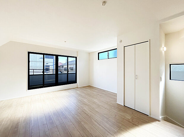 【【LDK:18.5帖】】2階に設置されているので人目を気にせずくつろぐことが可能です。