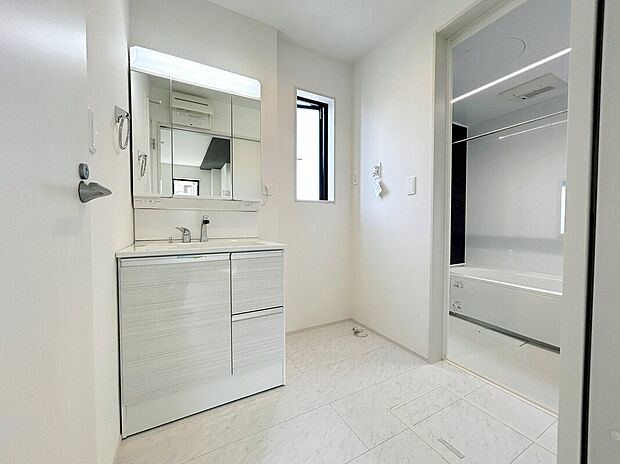 【【施工例:Wash Room】】機能美とデザイン性を両立させた3面鏡付きの洗面化粧台。視覚的に広がり感を持たせるだけでなく、機能的にも優れています。