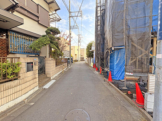 【【前面道路】】スーパーやコンビニなど商業施設は徒歩7分圏内にあり、日々のお買い物や休日のまとめ買いなども行き来しやすい距離で便利な住環境です。