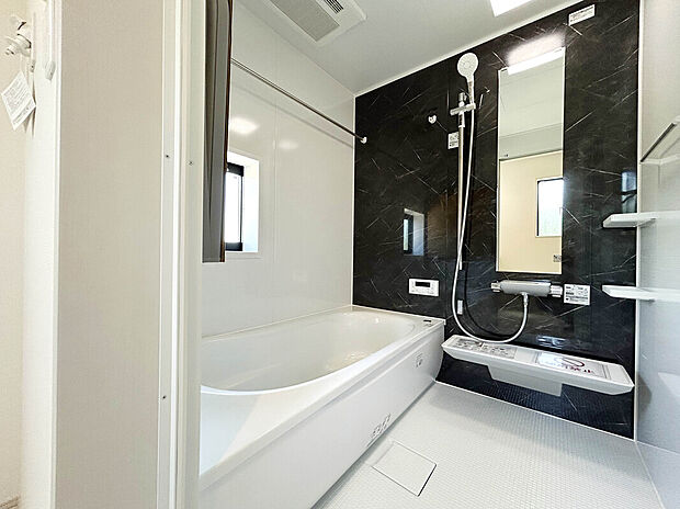 【【Bath Room】】浴室暖房換気乾燥機搭載1坪バスルーム。
足を伸ばしてゆったりと浸かれるのはもちろん、洗い場も広さがあるので立ったりしゃがんだりする動作もスムーズに行えます。