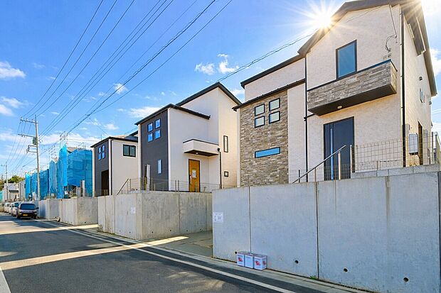 【【外観：1月下旬撮影】】交通量の少ない前面道路ですので、小さなお子様がいらっしゃるご家庭でも安心してお住まいになれます。