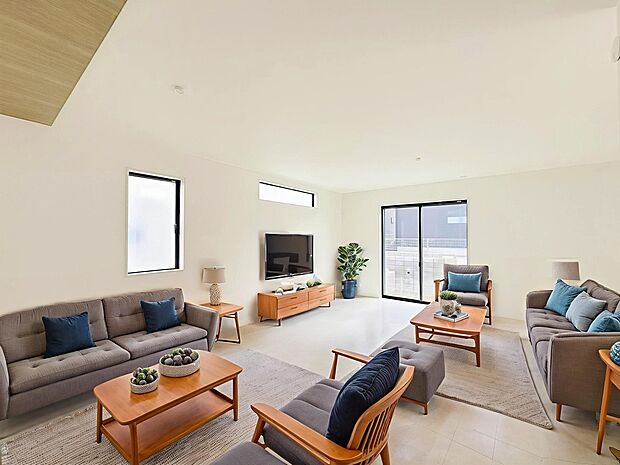 【【LDK】】窓が複数配置しているため、心地よい陽光が射し込む安らぎのリビング空間。