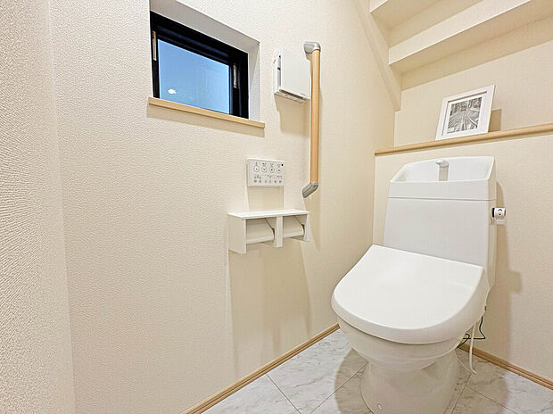 【【トイレ2カ所】】各階にトイレがあるので、朝慌ただしい時間帯に混む心配が減ります。
わざわざトイレのために階段を昇り降りをせずに済みます。
また、手すりがあるのでどなたでも使いやすくなっています。