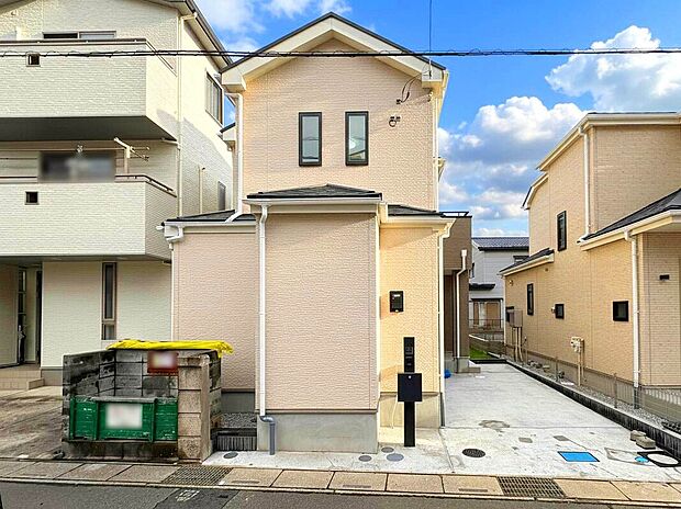 【【外観】】モニター付きインターホンで突然の訪問も室内で安心して対応可能。カースペース付のため、お車での外出もスムーズになります。