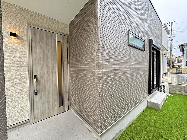 【【Entrance】】外から玄関先の様子が伺いづらくなっている安心の造り。