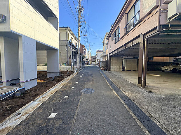 【【前面道路】】スーパー徒歩5分、コンビニ徒歩2分など商業施設が徒歩圏内に充実しており、日々のお買い物や休日のまとめ買いなども行き来しやすい距離で便利な住環境です。