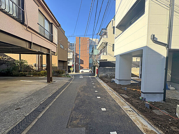 【【前面道路】】幼稚園徒歩4分、保育園徒歩7分、小学校徒歩4分、中学校徒歩3分など教育施設も徒歩圏内に多く点在しており、共働きの子育て世帯でも安心して暮らせる住環境。