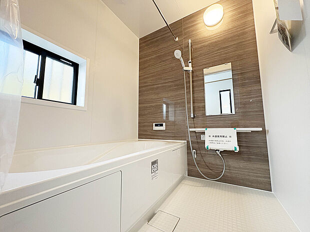 【【Bath Room】】1坪タイプのバスルーム。足を伸ばしてゆったりと浸かれるのはもちろん、洗い場も広さがあるので立ったりしゃがんだりする動作もスムーズに行えます。