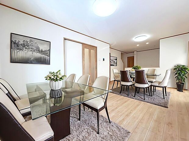 【【LDK:16帖】】家具を置いてもゆとりある広さのリビング。
カウンターキッチンとリビング階段で家族間の絆が深まりやすい造り。