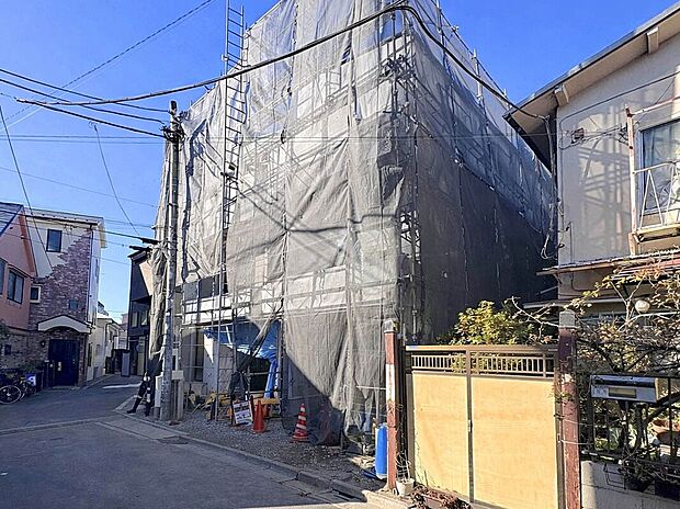 【【外観:1月上旬撮影】】ビルトインガレージ仕様で敷地内に車を停めておくことが可能で、雨風や雪、強い日差しなどから大切なお車を守ることが出来るガレージ付き。雨の日の車の乗り降りも楽に行えます!