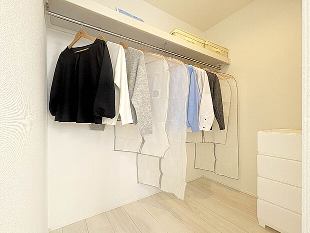 【【施工例：WIC】】スペースが確保されているため、アイテムごとに収納を分けて整理することができます。