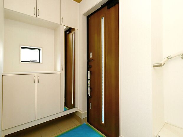 【【施工例：Entrance】】コの字型シューズボックスは小物をディスプレイしておけるスペースがあり、季節感の演出などをすることが可能。