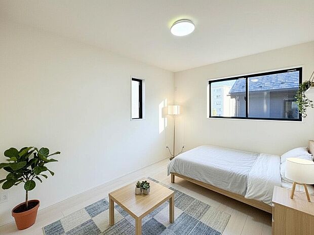 【【施工例：Room】】全室2面採光でどの居室も陽当たり良好。日中は柔らかな陽射しが降り注ぐ居心地の良い空間になります。