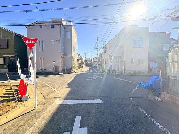【【前面道路】 】JR常磐線「金町」駅、京成金町線「京成金町」駅、つくばエクスプレス「八潮」駅が利用可能！バス停「水元五丁目」まで徒歩8分で行くことができます。
